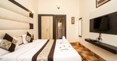 How to Book a Hotel Near Taj Mahal in Paris